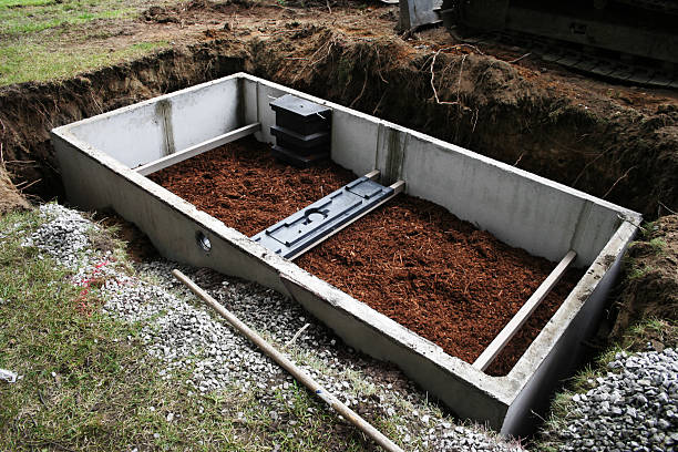Septic system construction with concrete wastewater reservoir and mulch